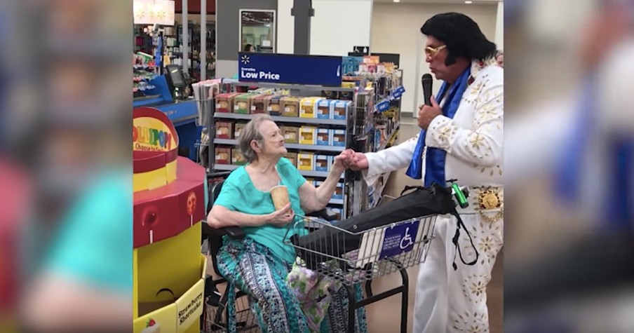 Elvis Impersonator In Arkansas Walmart Sweetly Serenades An Elderly Customer