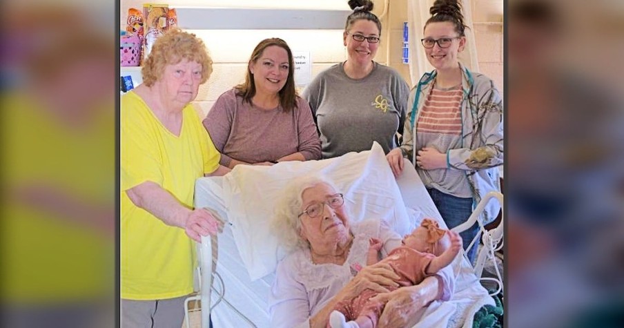 6 Generations Of Family Shown In Photo Where Woman Holds Great-Great-Great Granddaughter