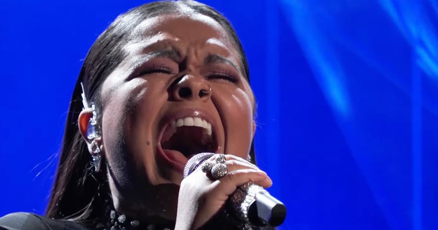 Brook Simpson Sings Breathtaking 'Amazing Grace' Cover On The Voice