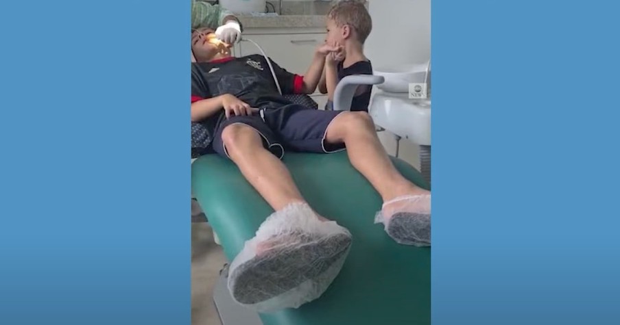 2 Brothers Holding Hands At The Dentist Melt Hearts As 3-Year-Old Comforts Older Sibling