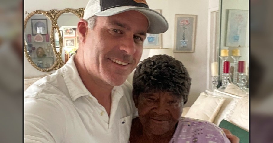 He Picked Up When Grieving Mom Called the Wrong Number and 20 Years Later, They Meet