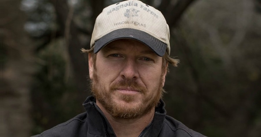 Chip Gaines Shuts Down Troll Who Says He Doesn't Put Family First