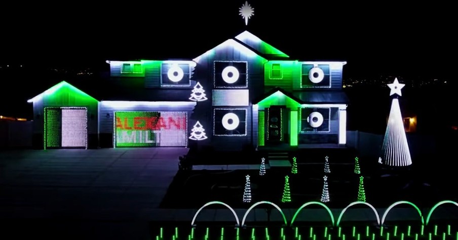 Spectacular Christmas Light Display Set To Hamilton Captures Hearts All Over