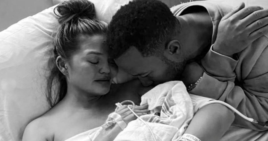 Emotional Post Announces Miscarriage For Chrissy Teigen And John Legend