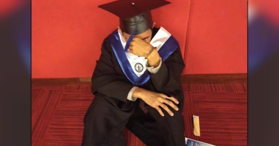 College Student Sobs At Graduation Because His Parents Are A No-Show