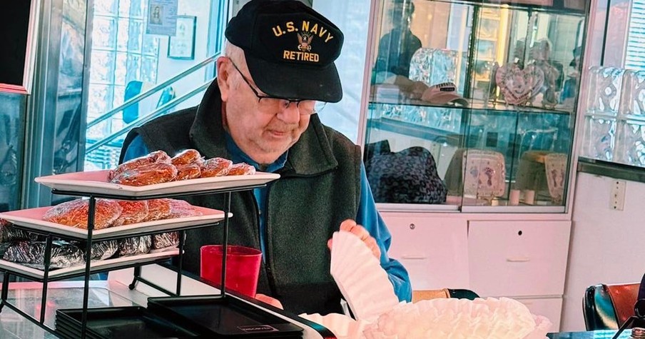 Cafe Shares Story of Daily Customer & Internet's Response Has the Navy Veteran in Tears