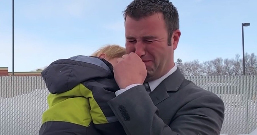 Young Widower And Father Of 7 Breaks Down When A Stranger Walks Up And Hands Over $10k