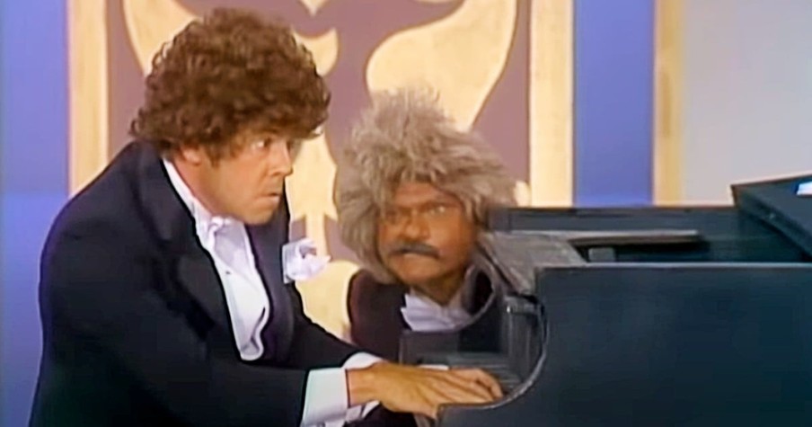 2 Dueling Pianos Take the 'Duel' a Bit Too Literally in This Funny Skit from The Carol Burnett Show