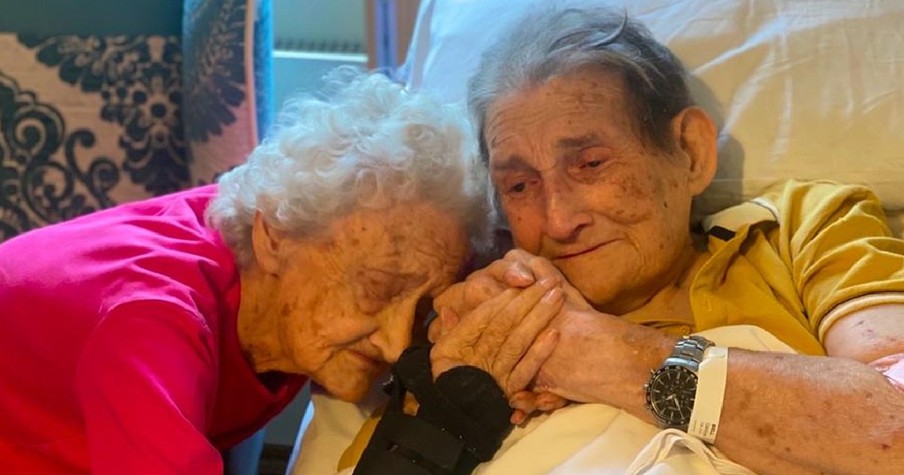 Tender Moment Elderly Couple Married 66 Years Reunite After 100 Days Apart in the Hospital