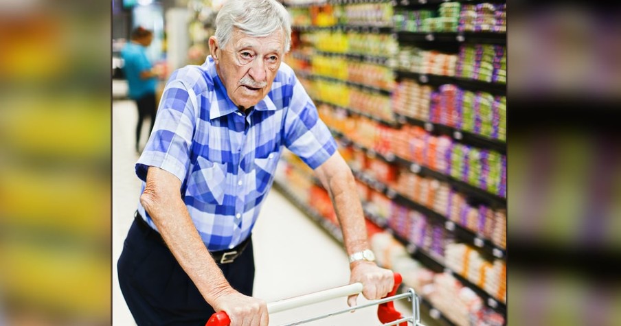 She Saw An Elderly Man Lost In The Supermarket And Dropped Everything