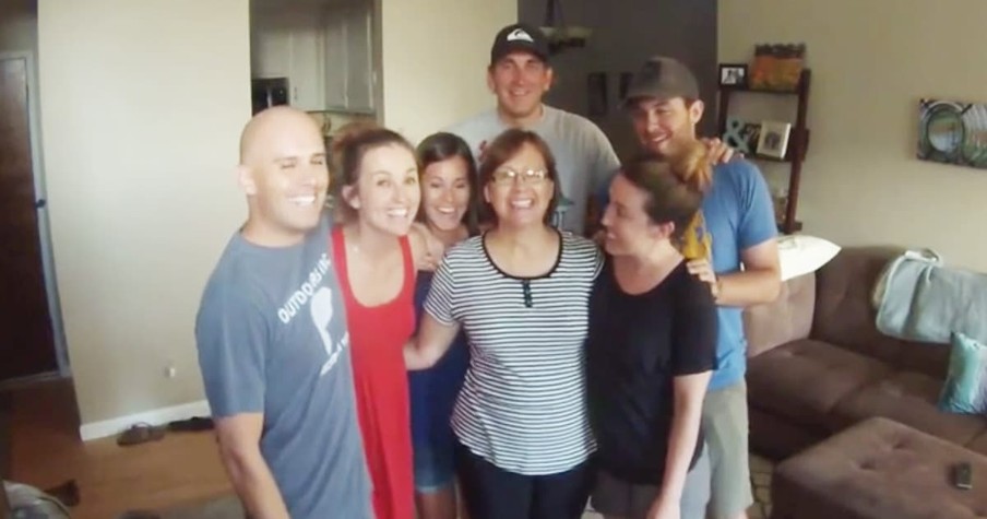 Family Photo Turns Into Surprise Pregnancy Announcement