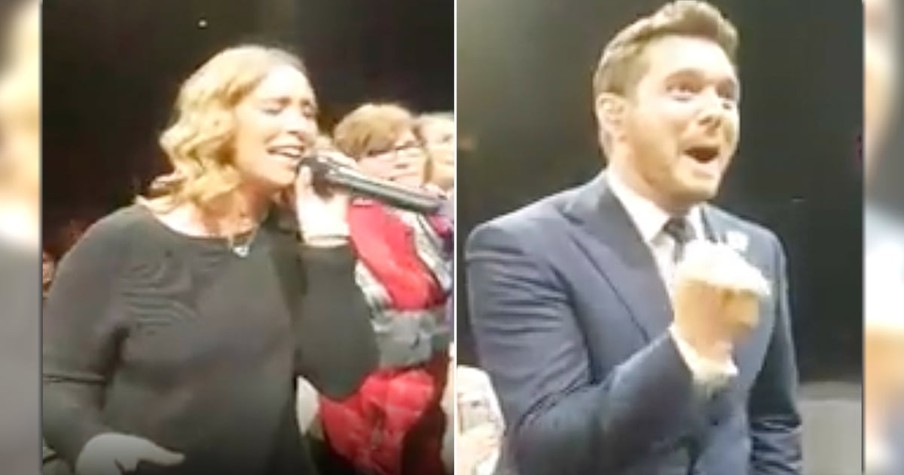 Fan Sings 'Hallelujah' At Michael Buble Concert And Leaves Everyone In Awe