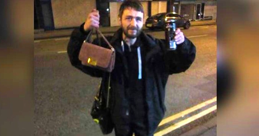 Homeless Man Found a Lost Purse & Impresses Everyone By Going out of His Way to Return It