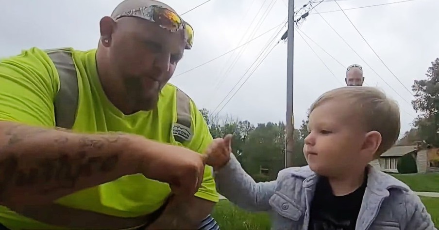 Garbage Man Having a Bad Day Is Cheered up by 2-Year-Old and Now They're Best Buds