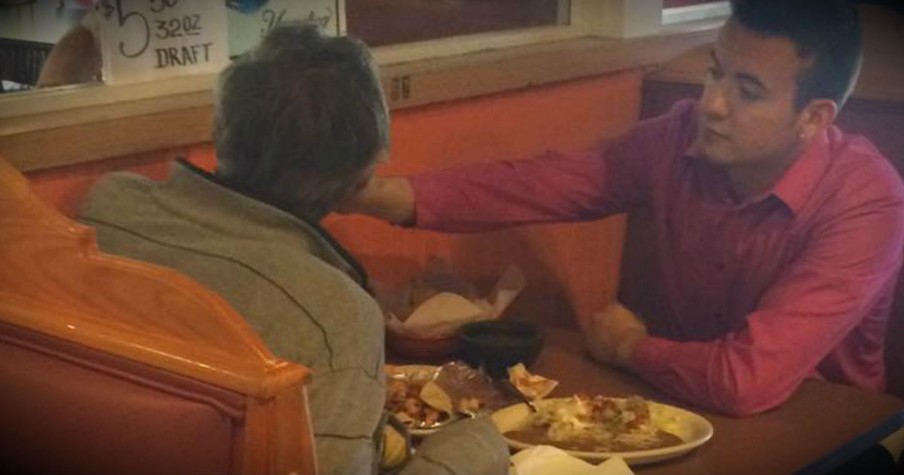 Waiter's Compassion For A Man With No Hands Is Truly Inspiring