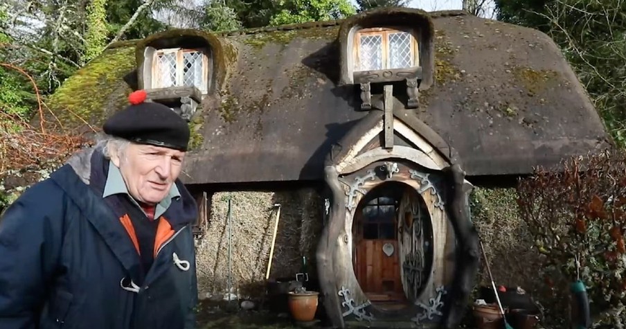 90-Year-Old Woodcutter Decided to Build His Very Own Hobbit House Building and It's Incredible