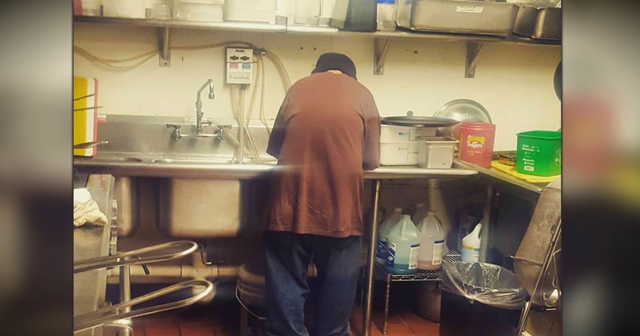 Homeless Man Gets Job At Restaurant After The Owner Decides To Give Him A Chance