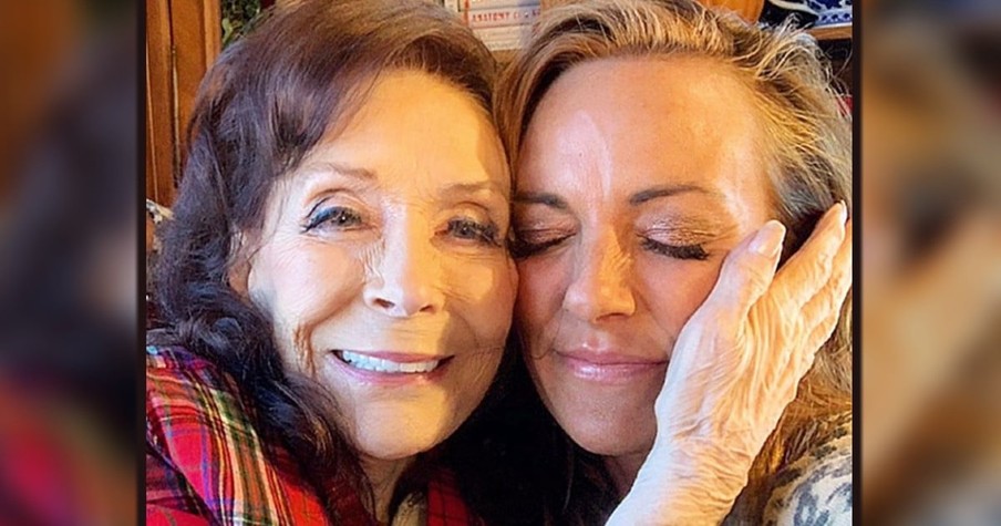 How Loretta Lynn Passed Away Brings Her Family Comfort In The Midst Of Their Grief