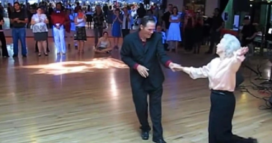 90-Year-Old Jean Veloz Walks Out Onto The Floor And Wows Everyone With Her Swing Dance