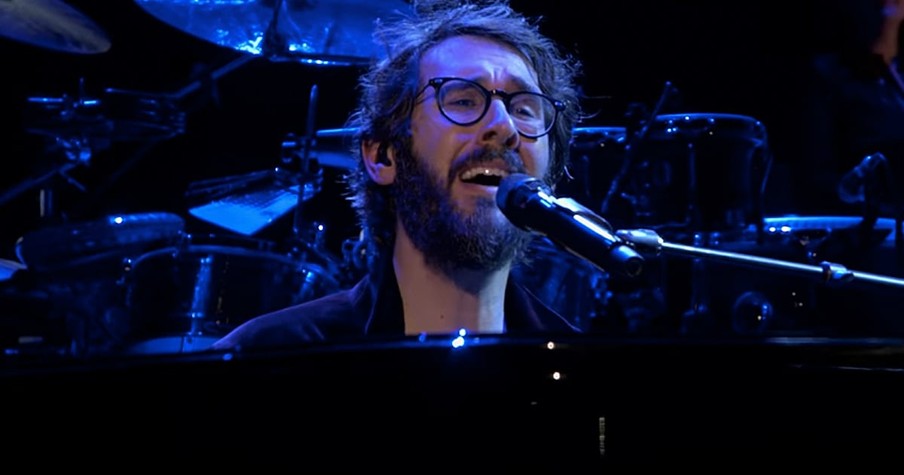 Josh Groban Sings 'Bridge Over Troubled Water' Live And Has The Crowd Mesmerized