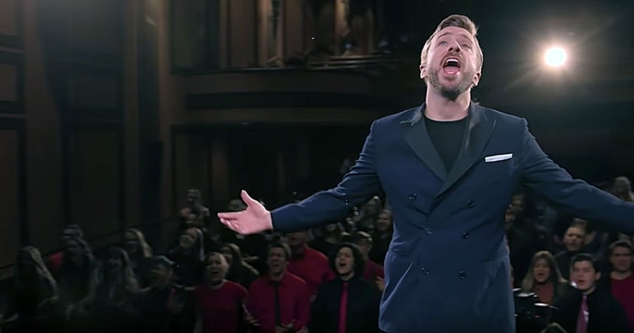 200 Kids Singing 'You Raise Me Up' With Peter Hollins Is Powerful Beyond Words