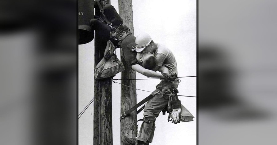 Photographer in the Right Place Captures Terrifying Moment in Iconic 'Kiss Of Life' Lineman Photo