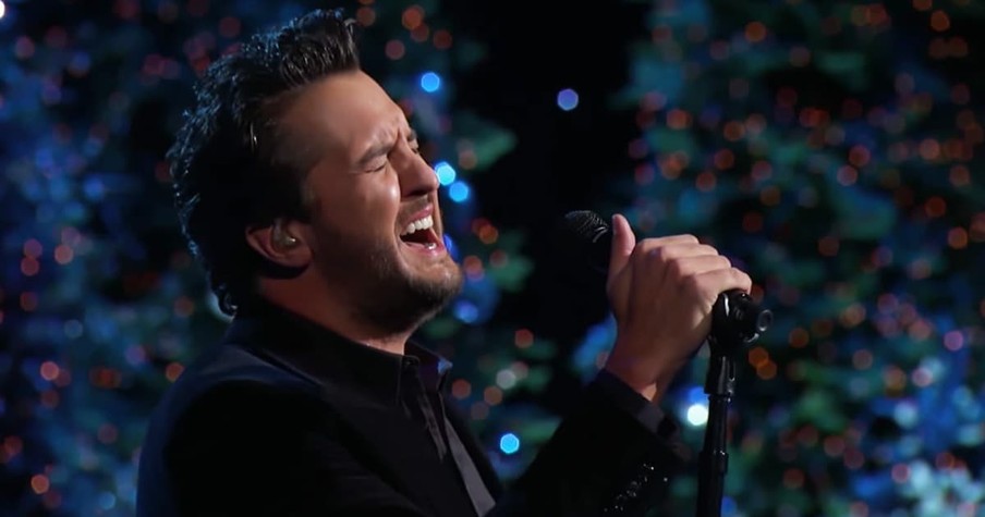 Luke Bryan Gives Incredible Performance Of 'O Holy Night'