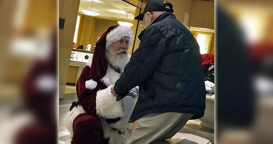 Photo Of Santa Dropping To His Knees To Honor Veteran Goes Viral