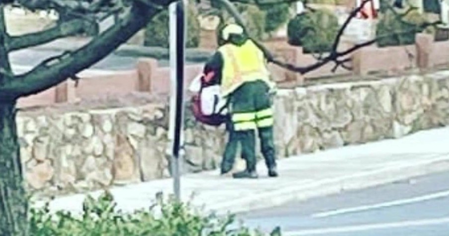 Garbage Man Sees A Distressed Stranger On The Side Of The Road And Stops To Hug Her