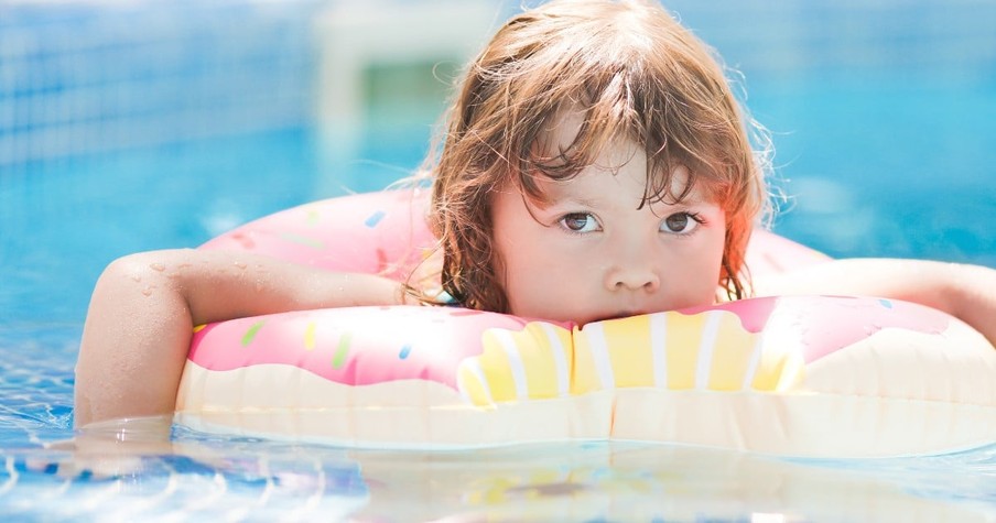 Stranger Exposes Mom on Phone at the Pool Ignoring Little Girl's Desperate Pleas