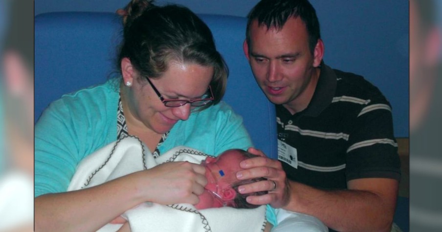 Baby Spends 61 Minutes With No Heartbeat But Gets Miracle Just As Doctor Gives Up