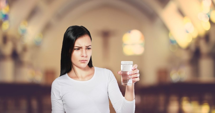 Pastor Uses Glass Of Water To Teach Complaining Woman A Lesson