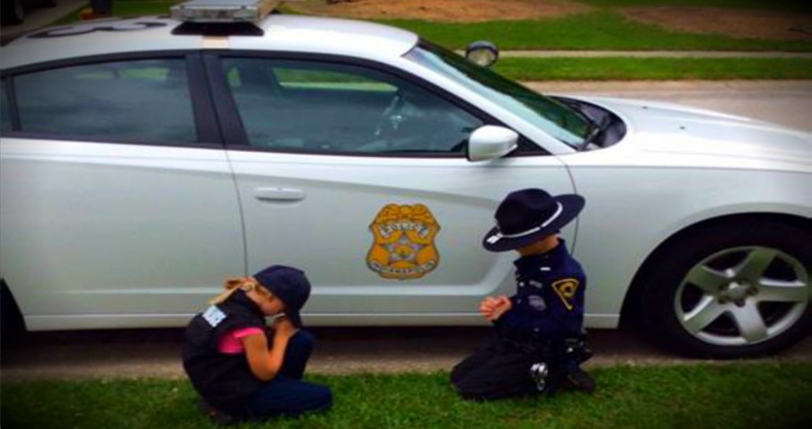 2 Kids Pray For Their Policeman Daddy