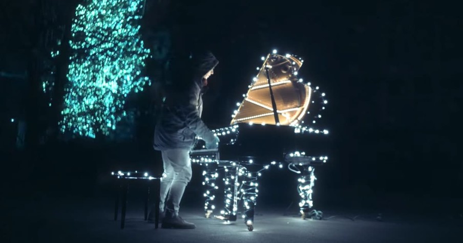 Piano Beautifully Controls Over 500,000 Christmas Lights In Jaw-Dropping Display