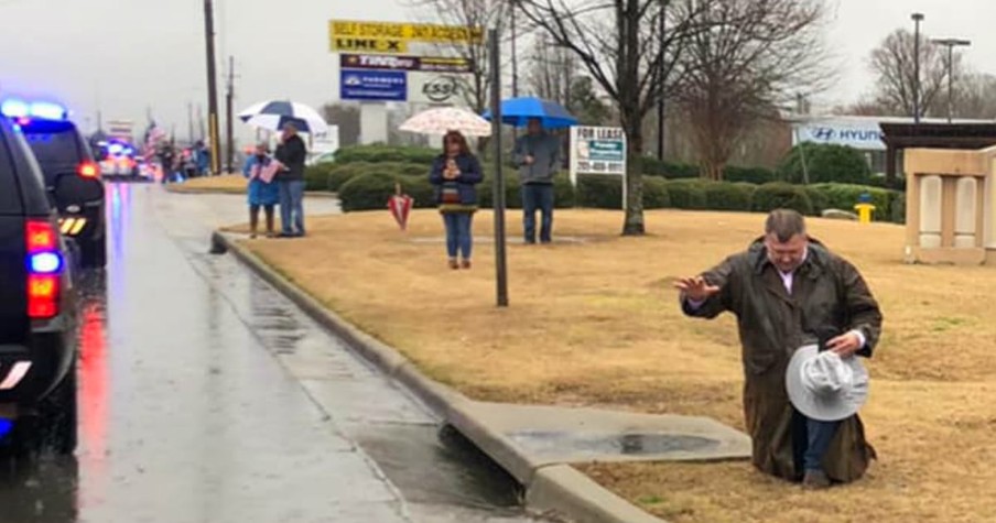 Police Funeral Procession For Fallen Officer Rolls Through And Stranger Drops To Knees In Prayer