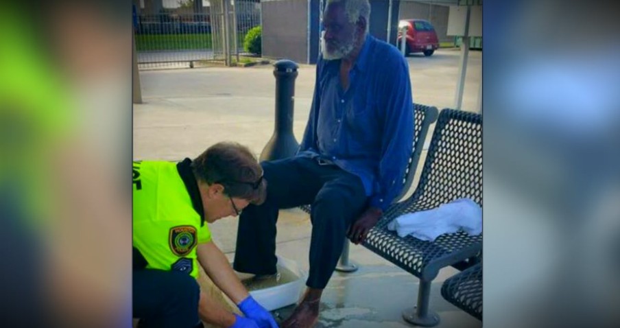 Powerful Photo Of A Police Officer Washing A Blind, Homeless Man's Feet