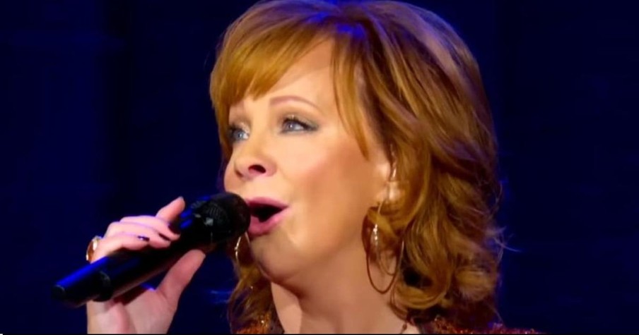 Reba McEntire Stuns with a Rousing Version of the Song 'Swing Low, Sweet Chariot'