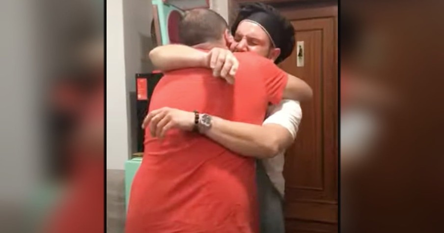 Dad Reunited With Brother After 12 Years Apart And Daughter's Camera Caught It All