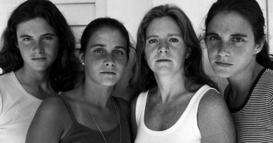 4 Sisters Took The Same Photo for 43 Years