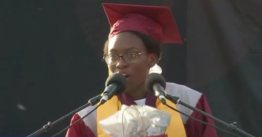 High School Awards Graduate $40k Scholarship And She Returns To Podium To Refuse It