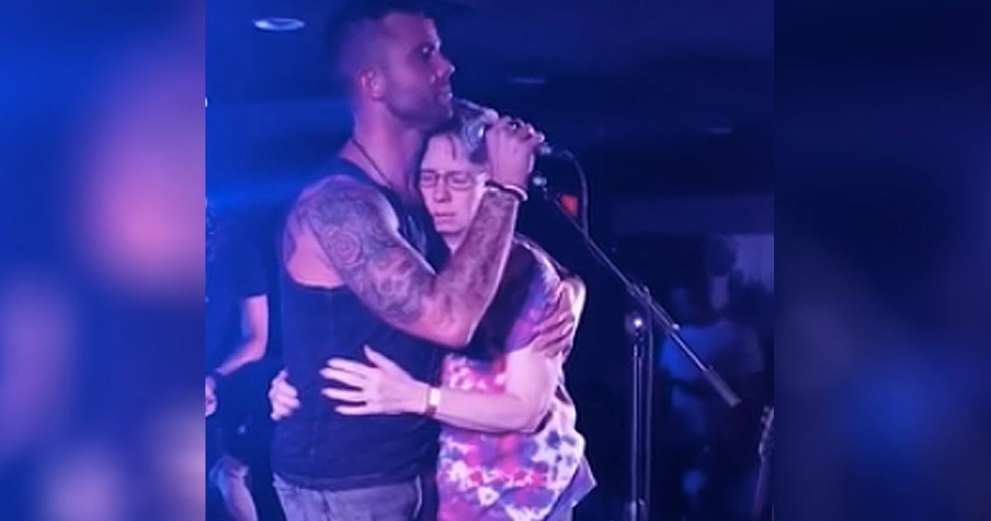 Song For Mom With Alzheimer's Goes Viral: Country Artist Holds Mother As He Sings