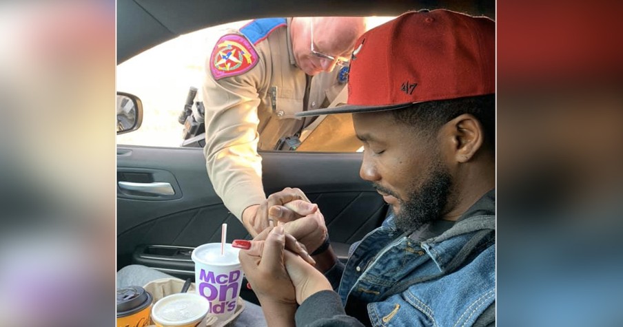 State Trooper In Texas Realized He'd Pulled Over A Grieving Family And So He Prayed With Them