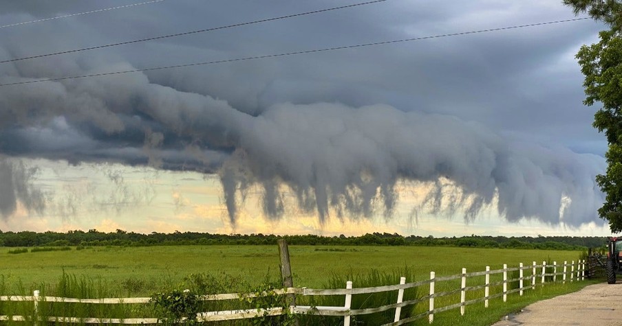 Some Call Strange Storm Clouds Gathering Sign of Apocalypse But Experts Explain What's Going On