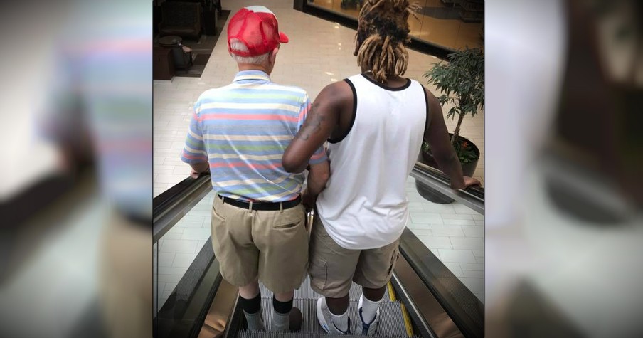 Stranger Helps Elderly Man Who's Nervous About Escalator