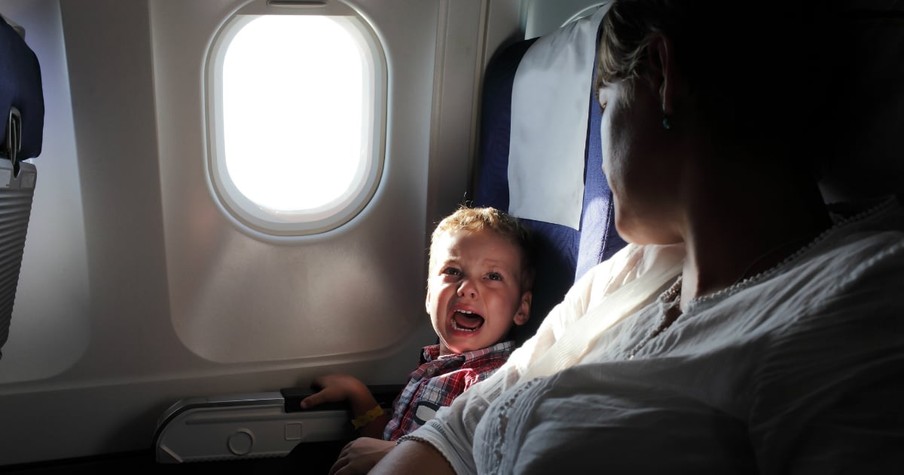 Stranger's Reaction to A Crying Baby on Plane Goes Viral