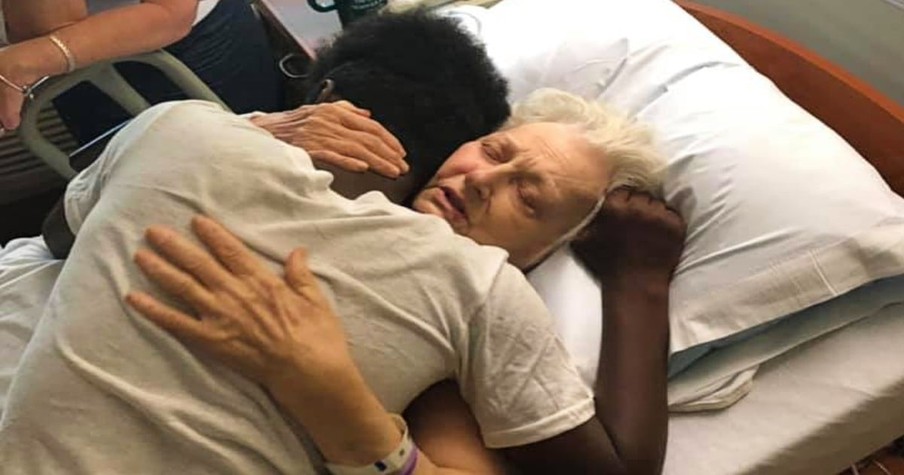 15-Year-Old Teen Neighbor Befriends Her Elderly Parents And Goes Viral For His Compassion