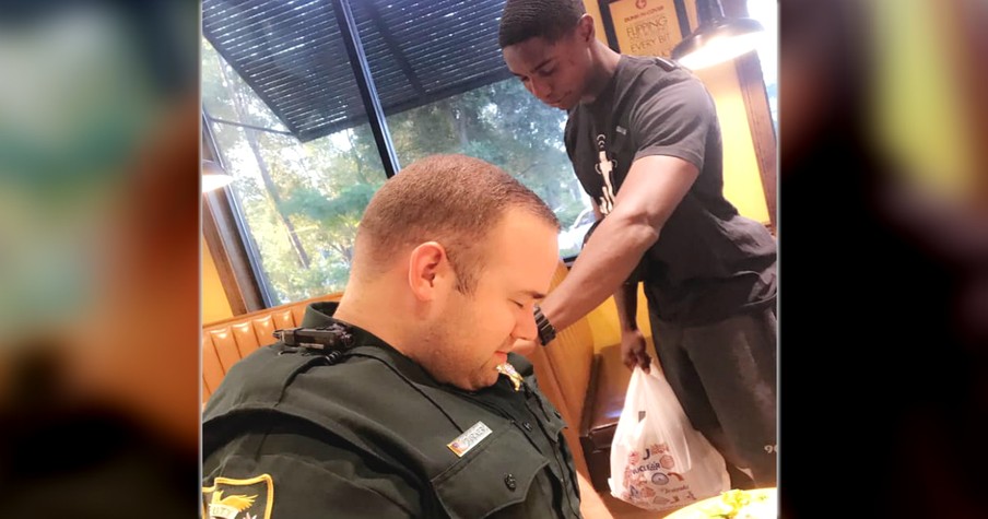 Teen Prays For Safety Of Police Officer At Zaxby's In Florida And The Powerful Photo Went Viral