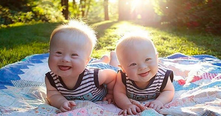 Parents Who Nearly Gave Up Twins Because Of Down Syndrome Are So Glad They Didn't