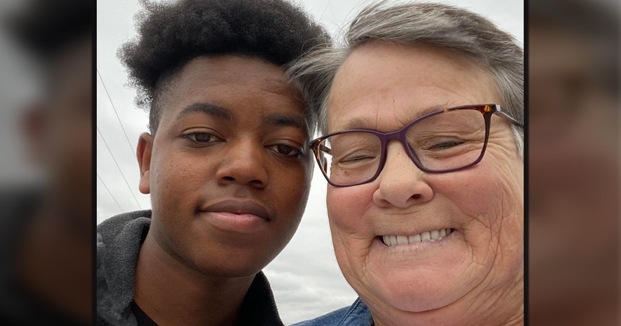 Teen Seeks Where To Return Lost Wallet Found At Walmart And Ends Up Befriending Grandma