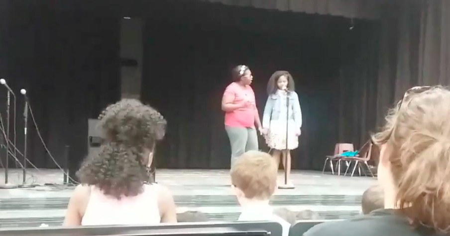 A Mom Stood By Her Daughter When She Got Stage Fright At Her School's Talent Show